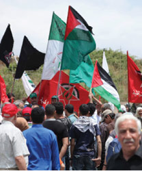 فلسطينيون عند بوابة فاطمة أمس (كامل جابر)