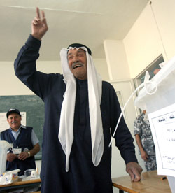 يرفع شارة النصر بعد التصويت في بعلبك (هيثم الموسوي)