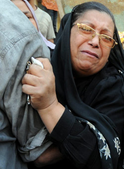 إحدى قريبات محمد مسلّم تنتحب خلال تشييعه في القاهرة في الرابع من الشهر الجاري (أ ف ب)