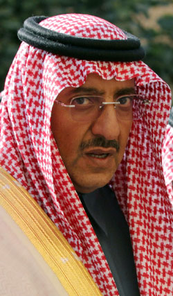 يبدو محمد بن نايق ماضياً كمرشح وحيد «لأسطرة» الشخصية في مشيخة النفط (أ ف ب)