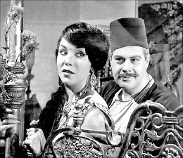 يحيى شاهين ونعمت مختار في فيلم “بين القصرين” (1964 ــ اخراج حسن الإمام)