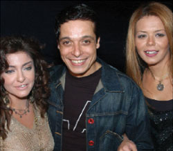 عامر منيب يتوسط المغنية إيمي والممثلة علا غانم