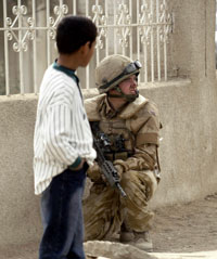 طفل وجندي في شوارع بغداد