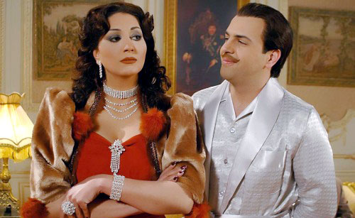 تيم حسن (الملك فاروق) ووفاء عامر (الملكة نازلي) في مشهد من “فاروق الأول والأخير”