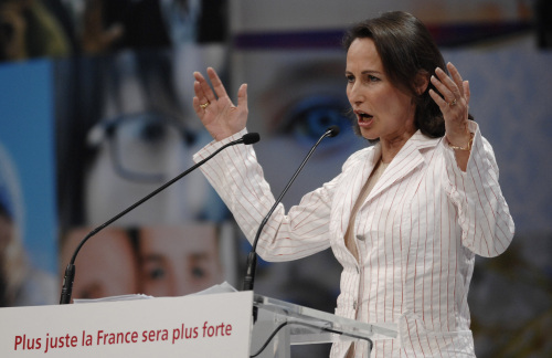 رويال تخطب أثناء لقاء انتخابي في غران كويفلي جنوب فرنسا أوّل من أمس (أ ف ب)