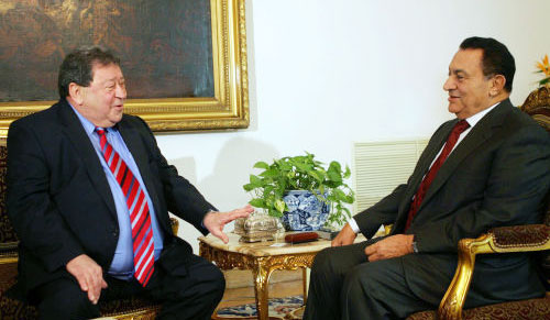 مبارك وبن اليعزر في القاهرة في تشرين الأوّل الماضي (أ ف ب)