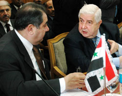 وزير الخارجيّة السوري وليد المعلّم ونظيره العراقي هوشيار زيباري خلال الاجتماع في القاهرة أمس (أ ب)