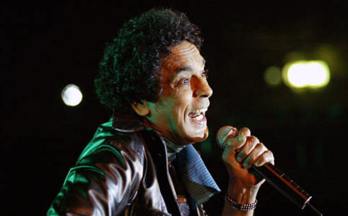 محمد منير يغنّي في القاهرة في الأوّل من كانون الثاني (يناير) 2006 (عمرو مراغي - ف ب)