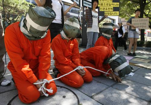 ناشطون يتظاهرون في سيول لإقفال معتقل غوانتانامو (جو يونغ هاك - رويترز)