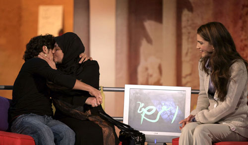 الملكة رانيا مع محمد شمص ووالدته (محمد الشايب)