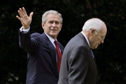 بوش مع تشيني في حديقة البيت الأبيض  (أ ب)