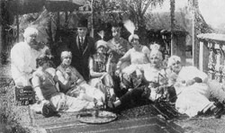 من المعرض: «حفلة تنكرية في بيت ألفريد روك»  ـــ يافا، 1924 (من مجموعة «المؤسسة العربية للصورة»