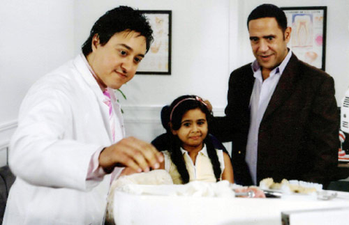 أشرف عبد الباقي مع منة عرفة وشريف حمدي في «راجل وست ستات 3»