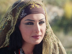 الممثلة السورية قمر خلف