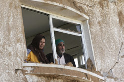 يطلان عى غزة عبر زجاج مكسور (سعيد خطيب ــ أ ف ب)