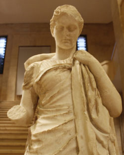 تمثال لالهة الصحة هيجيا في المتحف