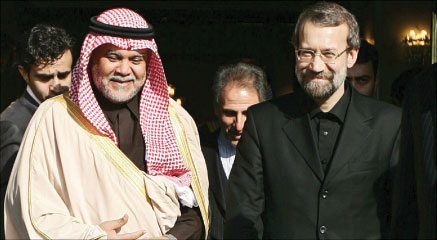 لاريجاني وبندر بن سلطان خلال لقائهما في طهران الشهر الماضي (أ ف ب)