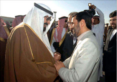 نجاد والملك عبدالله في مطار الرياض أوّل من أمس (أ ب)
