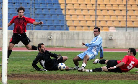لاعب الساحل غسان شويخ سجّل في مرمى السلام في مباراة الذهاب (محمد علي ــ أرشيف)