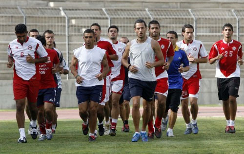 لاعبو المنتخب اللبناني خلال التمرين أمس، وبدا رضا عنتر في أعلى الصورة (محمد علي)