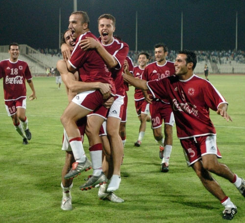 مشهد فرح لدقماق (في الوسط) ورفاقه لفوزهم بدوري 2004 (محمد علي)