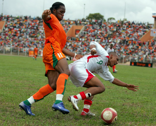 صراع على الكرة بين العاجي ديديه دروغبا ولاعب من مدغشقر في المباراة الماضية (إيسوف سانوغو ـ أ ب)