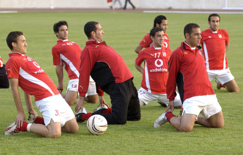 لاعبو الاهلي خلال إحدى الحصص التدريبية (عمرو مراغي - أ ف ب)
