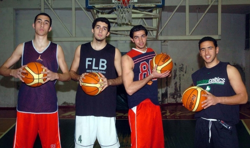 لاعبو منتخب الناشئين أثناء إحدى حصصهم التدريبية مع جيرالديس (محمد علي ــ أرشيف)