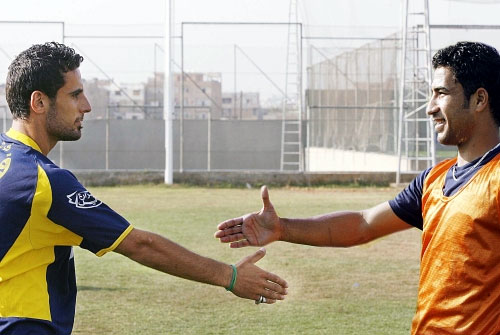 صراع الوسط بين لاعب الأنصار العراقي صالح سدير(الى اليمين) ولاعب العهد عباس عطوي (محمد علي)