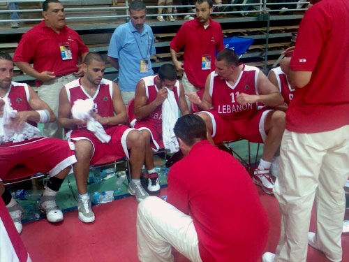 المدرب راتزا يعطي تعليماته للاعبين اللبنانيين أثناء مباراتهم والفيليبين