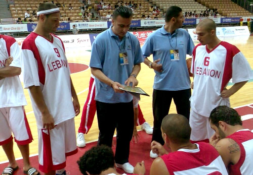 المدرب الصربي دراغان راتزا يعطي تعليماته للاعبيه خلال الوقت المستقطع