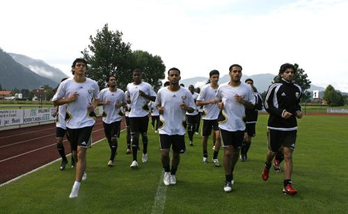 لاعبو المنتخب القطري خلال التمارين أمس (فادي الاسعد ـ رويترز)