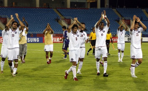 لاعبو قطر يردّون التحية للجمهور الذي صفق لهم (محمد علي)