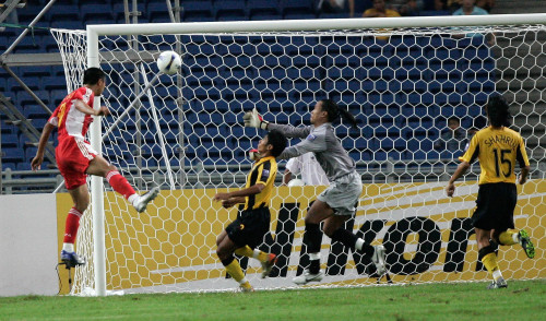 الصيني هان يسجّل هدفاً في مرمى ماليزيا (أندي وونغ ـ أ ب)