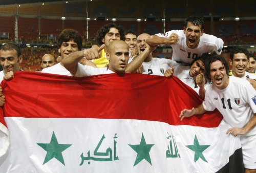 لاعبو المنتخب العراقي يحتفلون بالفوز على أوستراليا خلف علم بلادهم (بانكوك ـ محمد علي)