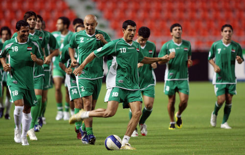 لاعبو المنتخب العراقي خلال التمرين أمس في بانكوك  (فاتسيايانا مانان ـ أ ف ب)