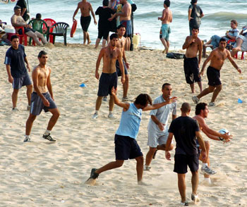 لاعبو الأنصار خلال التمرين أمس على شاطئ الرملة البيضاء (محمد علي)