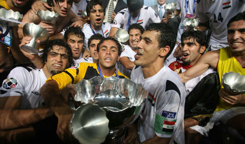 فرحة لاعبي العراق بالكأس الأولى (جاكارتا ــ محمد علي)