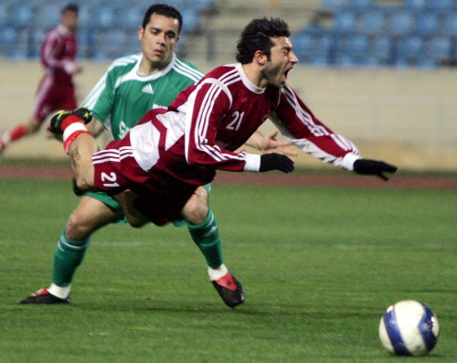 خالد حمية يتعرض لمخاشنة خطرة في إحدى مباريات الدوري اللبناني (محمد علي)