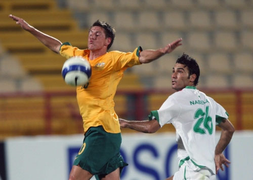 العراقي نبيل عباس يحاول قطع الكرة من لاعب أوسترالي (الدوحة ـ محمد علي)