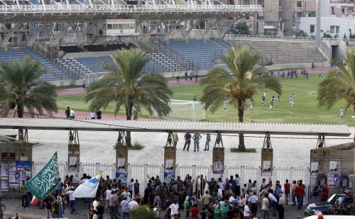 ملعب بيروت البلدي موصد الأبواب في وجه الجمهور الموجود خلف الأسوار فيما لاعبو الأنصار والصفاء يتمرنون داخل الملعب (محمد علي)