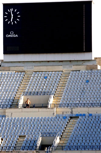 مدرجات خالية رغم السماح للجمهور بحضور المباريات (محمد علي)