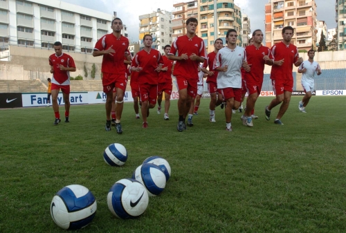 لاعبو منتخب لبنان الأولمبي خلال التمرين على ملعب بيروت البلدي (محمد علي)