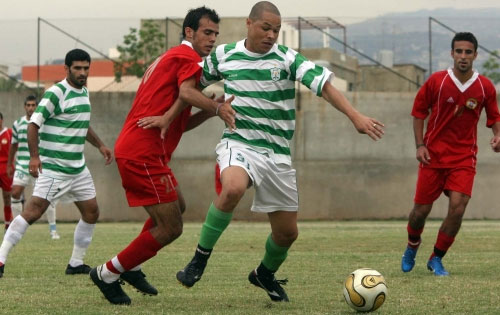 البرازيلي إديلسون (31) في صراع على الكرة مع محمود العلي تحت أنظار عباس عطوي (محمد علي)