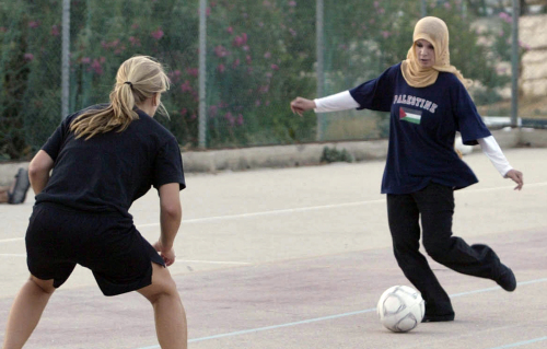 لاعبتان من المنتخب الفلسطيني خلال التمارين (موسى الشاعر ــ أ ف ب)