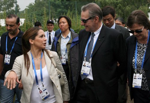 الأميرة هيا بنت الحسين مع روغ قبل اجتماع الأولمبية الدولية في هونغ كونغ (يونغ مينغ ـ إي بي أي)