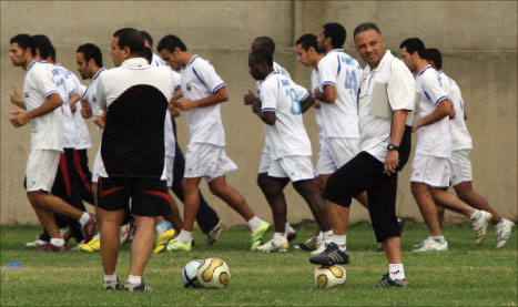لاعبو طلائع الجيش والجهاز الفني خلال التمرين أمس على ملعب الأنصار (محمد علي)