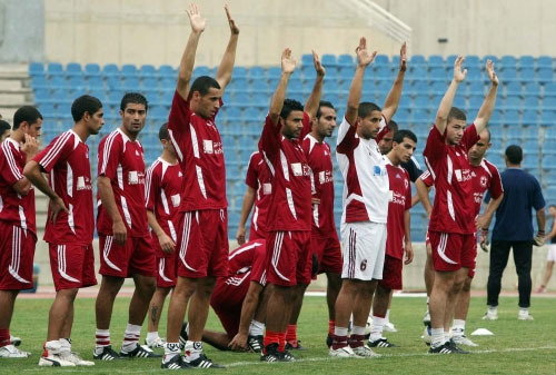 لاعبو النجمة خلال تمرين أمس على ملعب بيروت البلدي (محمد علي)