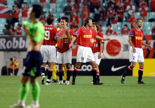 فرحة لاعبي أوراوا بالتأهل على حساب شونبوك حامل اللقب (جونغ يون جي ــ أ ف ب)