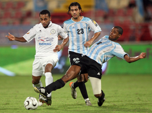لاعب الوكرة حسين القاضي يحاول خطف الكرة من لاعب السد ماجد محمد (كريم جعفر ــ أ ف ب)